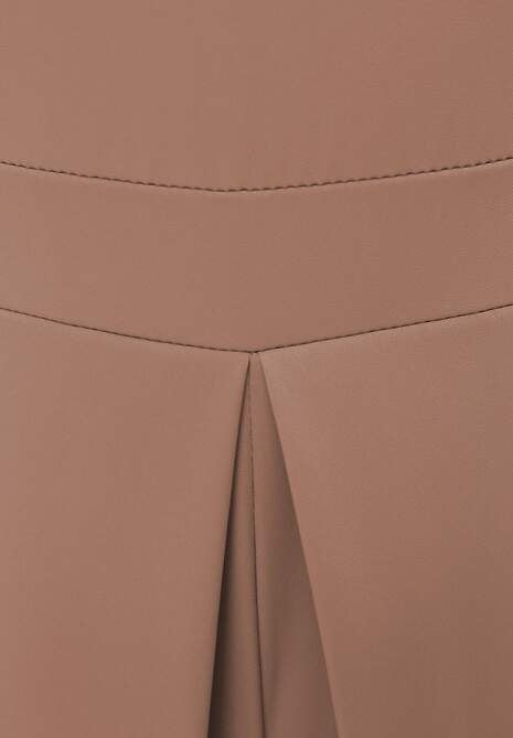 Ciemnobeżowy Taliowany Kombinezon Ozdobiony Zakładkami Berinola 6