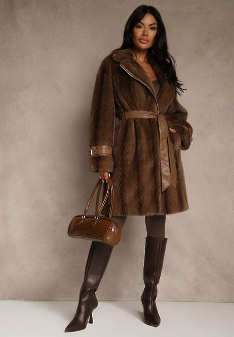 Brązowy Płaszcz Futerko z Paskiem z Imitacji Skóry i Klamrami przy Mankietach Charysha