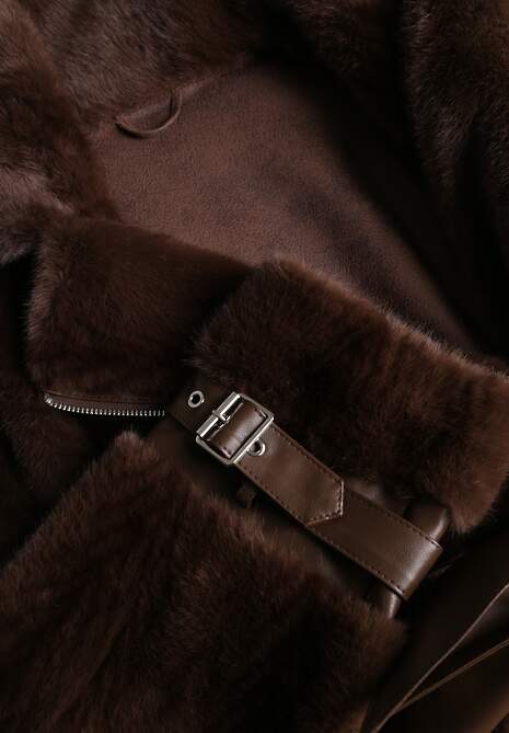 Brązowa Kurtka Futerko z Paskiem z Imitacji Skóry Zdobiona Klamerkami Jynlisa 6