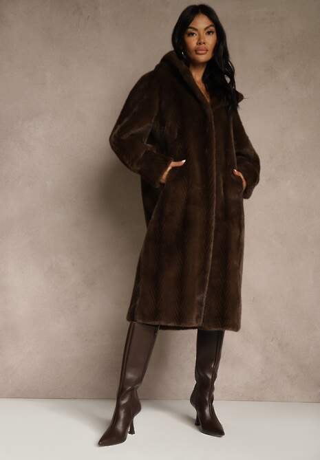 Brązowy Futrzany Płaszcz z Kapturem Zdobiony Pionowym Wzorem Elrinrahne