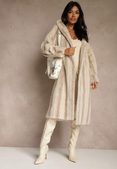 Jasnobeżowy Futrzany Płaszcz z Kapturem Zdobiony Pionowym Wzorem Elrinrahne