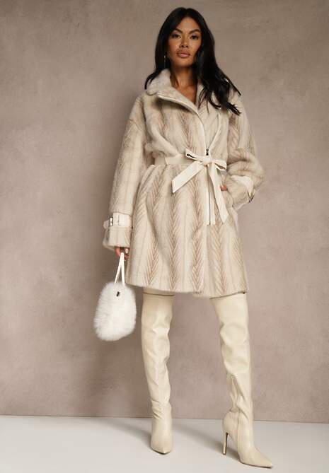 Jasnobeżowy Płaszcz Futerko z Paskiem z Imitacji Skóry i Klamrami przy Mankietach Charysha
