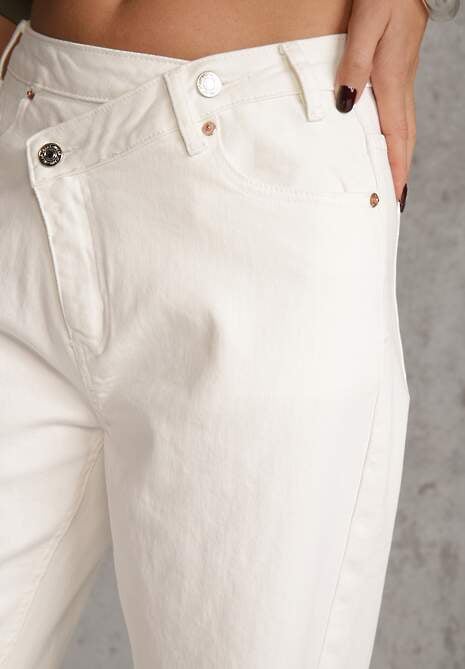 Białe Bawełniane Jeansy Wide Leg z Asymetrycznym Guzikiem Thesiphi 5