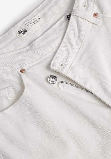 Białe Bawełniane Jeansy Wide Leg z Asymetrycznym Guzikiem Thesiphi 6