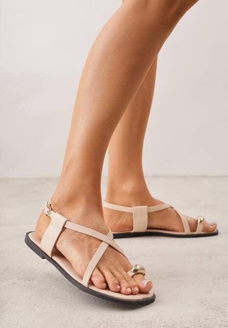 Beżowe Sandały Typu Japonki Ozdobione Metaliczną Aplikacją Grynyra