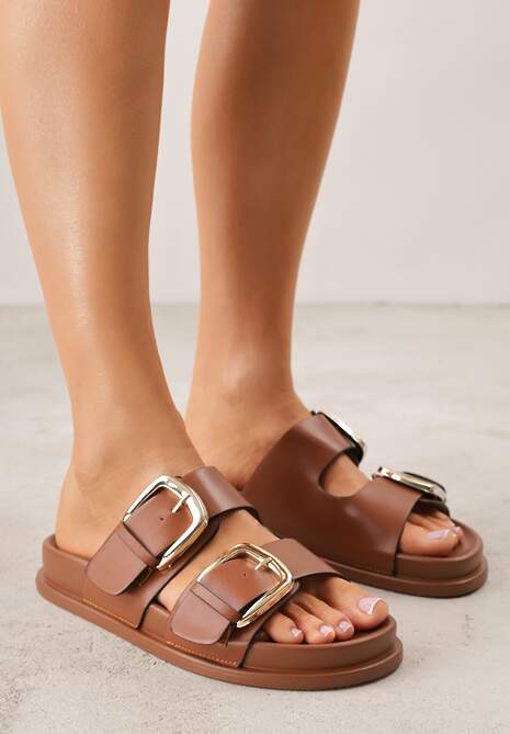 Brązowe Klapki z Metalicznymi Klamrami Aetheta