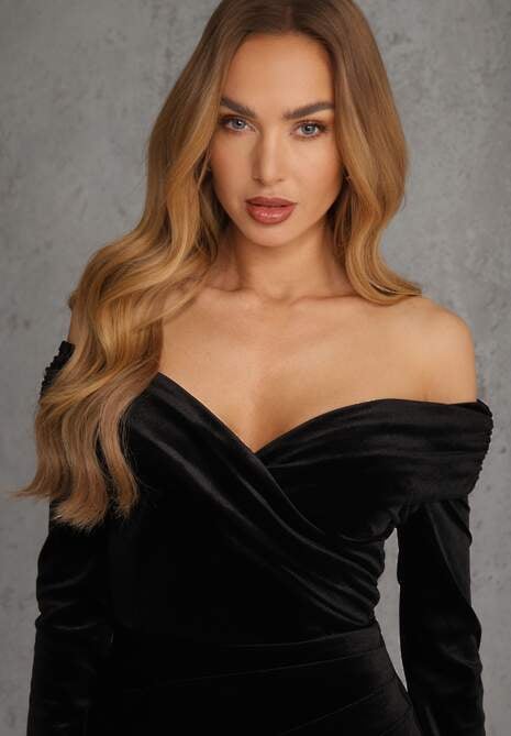 Czarna Sukienka z Weluru VICES Off Shoulder z Rozcięciem Elinesh 5