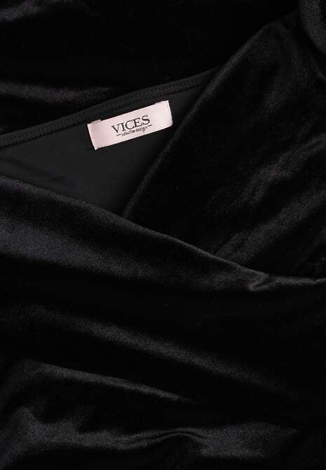 Czarna Sukienka z Weluru VICES Off Shoulder z Rozcięciem Elinesh 6