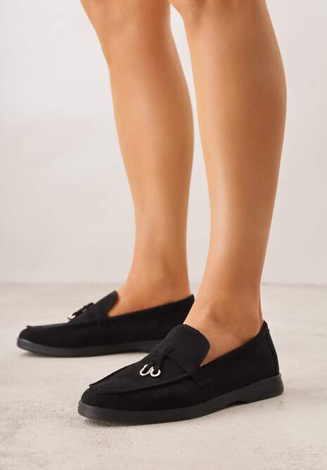 Czarne Mokasyny z Imitacji Zamszu Zdobione Zawieszką i Przeszyciem Aezoris