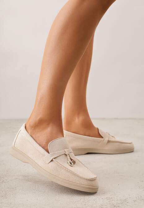 Beżowe Mokasyny z Imitacji Zamszu Zdobione Zawieszką i Przeszyciem Aezoris