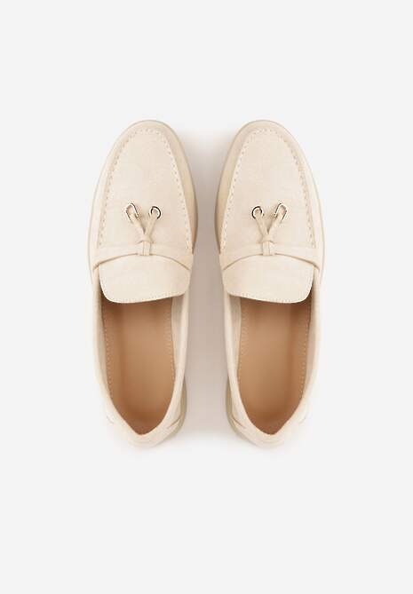 Beżowe Mokasyny z Imitacji Zamszu Zdobione Zawieszką i Przeszyciem Aezoris 6