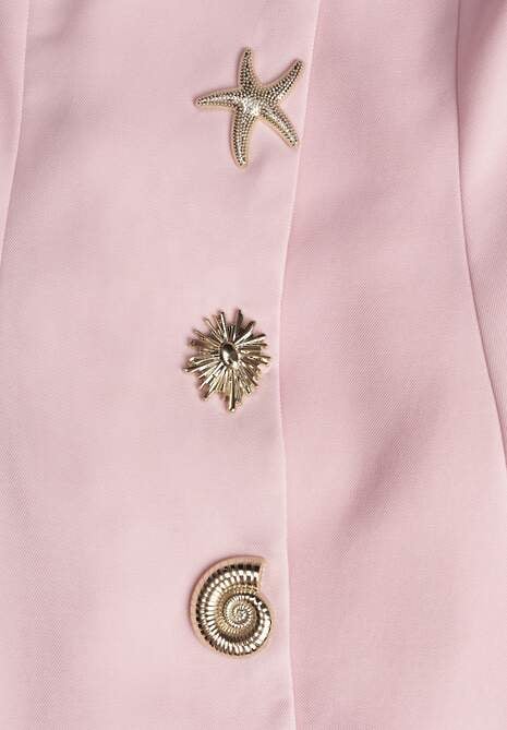 Różowa Sukienka Taliowana Rozkloszowana z Ozdobnymi Złotymi Guzikami i Wiązaniem na Szyi Argica 6