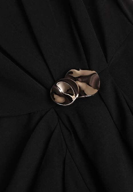 Czarna Sukienka z Wiskozą Bez Rękawów z Rozcięciem na Nogę i Ozdobą Kauri 6