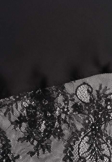 Czarna Satynowa Sukienka o Asymetrycznym Kroju z Koronkowym Dołem Mellea 6