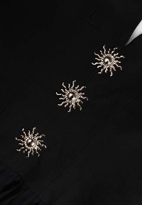 Czarna Sukienka z Dekoltem Halter i Ozodbymi Guzikami z Przodu Nesia 6