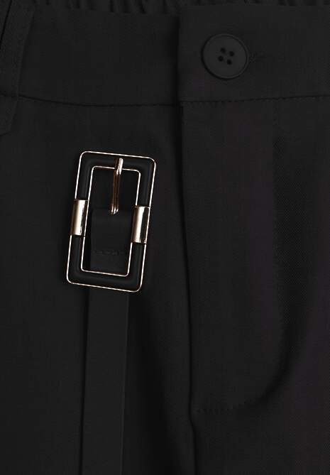 Czarne Szorty Bermudy Ozdobione Paskiem i Metaliczną Klamrą Tinalin 6