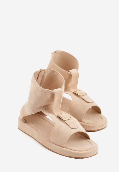 Beżowe Sandały Typu Botki Ozdobione Metaliczną Klamrą z Przodu Adrasaia 5