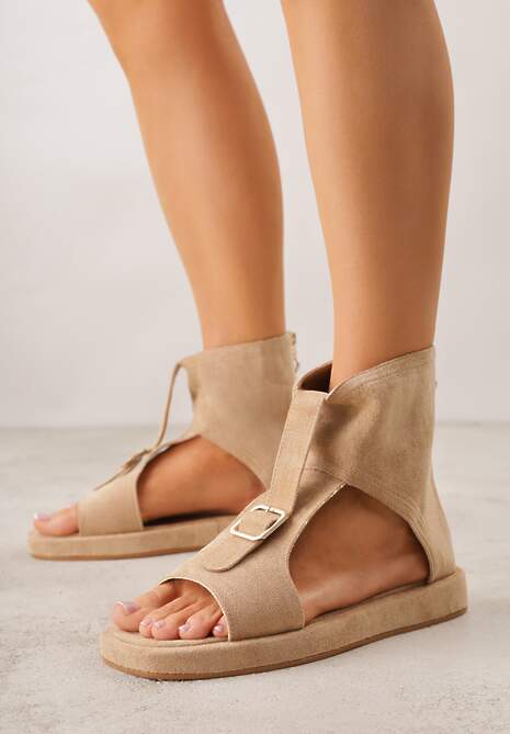 Ciemnobeżowe Sandały Typu Botki Ozdobione Metaliczną Klamrą z Przodu Adrasaia