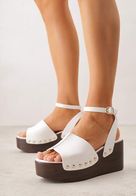 Białe Sandały na Platformie i Koturnie z Nitami po Bokach Zaehesh