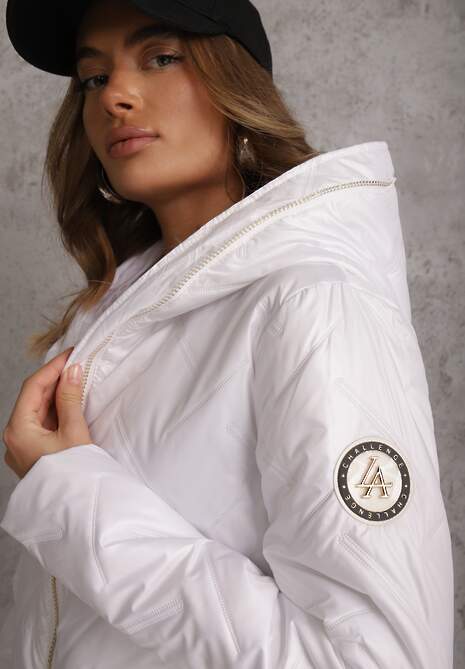 Biała Pikowana Kurtka z Nieodpinanym Kapturem z Ozdobną Naszywką Chloreris 5