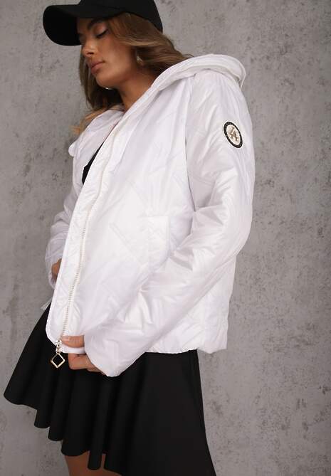 Biała Pikowana Kurtka z Nieodpinanym Kapturem z Ozdobną Naszywką Chloreris
