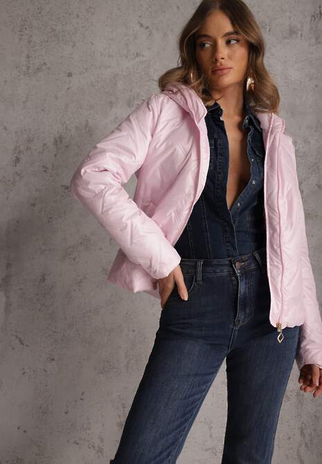 Różowa Pikowana Kurtka z Nieodpinanym Kapturem z Ozdobną Naszywką Chloreris 4