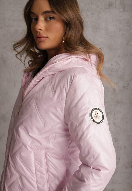 Różowa Pikowana Kurtka z Nieodpinanym Kapturem z Ozdobną Naszywką Chloreris 5
