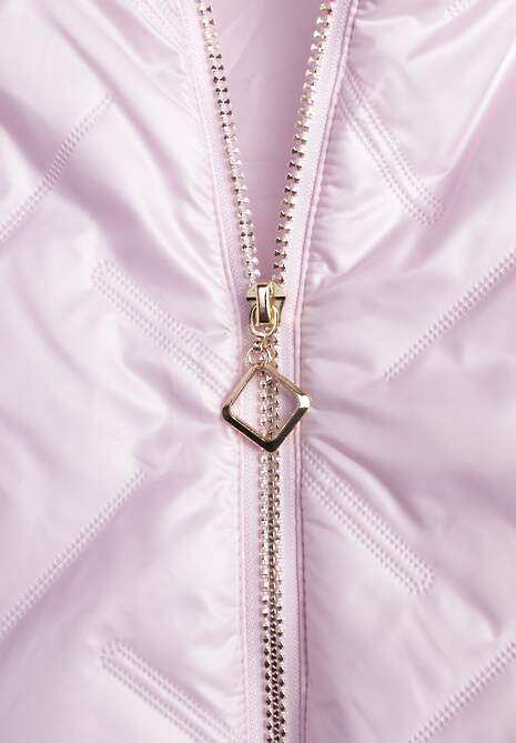 Różowa Pikowana Kurtka z Nieodpinanym Kapturem z Ozdobną Naszywką Chloreris 6