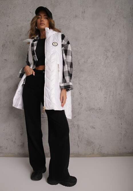 Biała Długa Pikowana Kamizelka z Kapturem i Ozdobną Naszywką Mentape 4