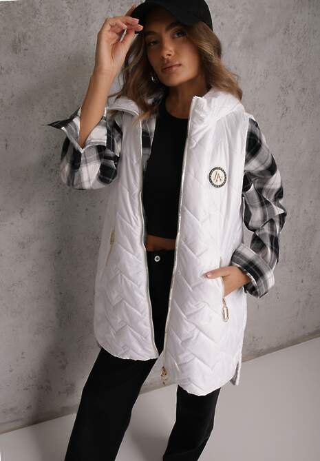 Biała Długa Pikowana Kamizelka z Kapturem i Ozdobną Naszywką Mentape