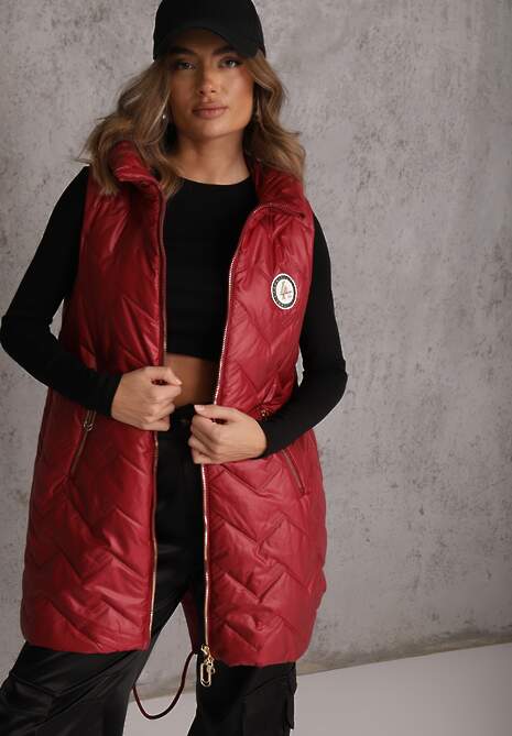 Czerwona Długa Pikowana Kamizelka z Kapturem i Ozdobną Naszywką Mentape 4