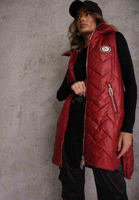 Czerwona Długa Pikowana Kamizelka z Kapturem i Ozdobną Naszywką Mentape