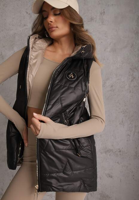 Czarna Długa Kamizelka Pikowana z Nieodpinanym Kapturem Ozdobiona Naszywką Kasseda