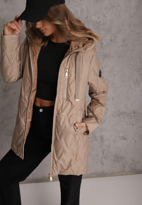 Brązowa Długa Kurtka Parka Pikowana z Kapturem Ozdobiona Aplikacją Rossea