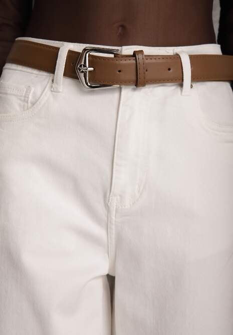 Białe Jeansy Mom Fit z Wiskozą Bawełną i Paskiem z Metaliczną Klamrą Salennith 5