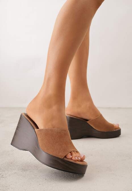 Jasnobrązowe Klapki Typu Drewniaki z Imitacji Zamszu na Koturnie Abilisa