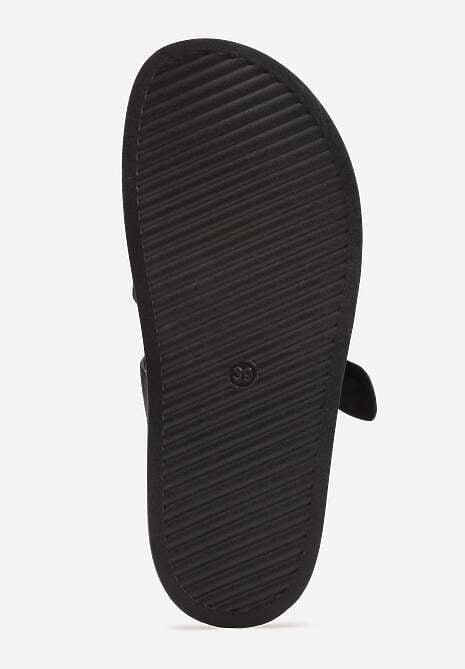 Czarne Klapki Ozdobione Geometrycznymi Paskami i Metaliczną Klamrą Hossei 7