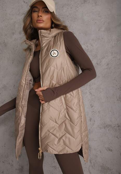 Brązowa Długa Pikowana Kamizelka z Kapturem i Ozdobną Naszywką Mentape 4
