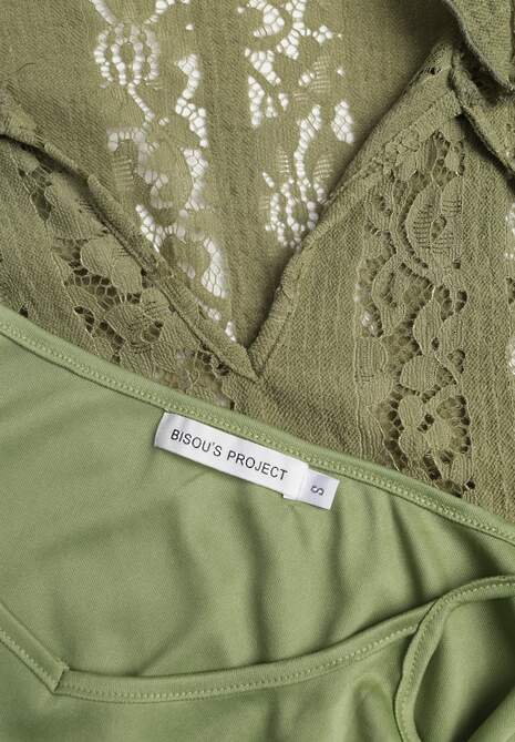 Zielona Taliowana Sukienka z Koronki Zdobiona Wiązaniem przy Szyi Terienna 6