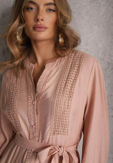 Jasnoróżowa Wiskozowa Sukienka o Rozkloszowanym Kroju z Wiązanym Paskiem i Koronką Reisavien 5