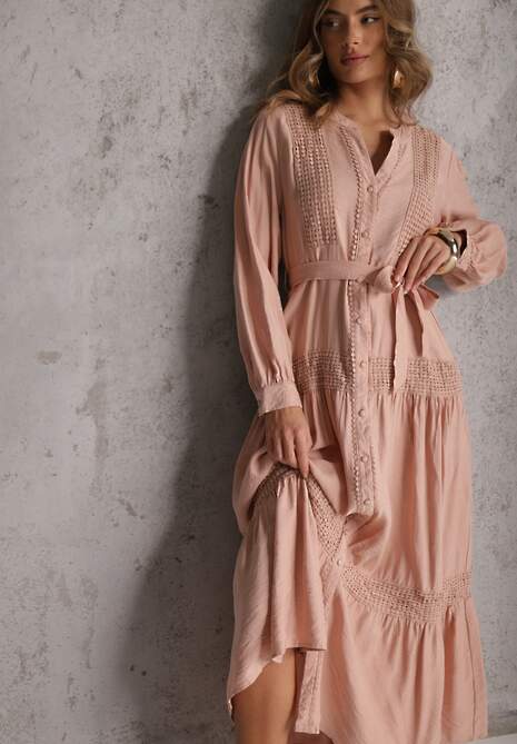 Jasnoróżowa Wiskozowa Sukienka o Rozkloszowanym Kroju z Wiązanym Paskiem i Koronką Reisavien