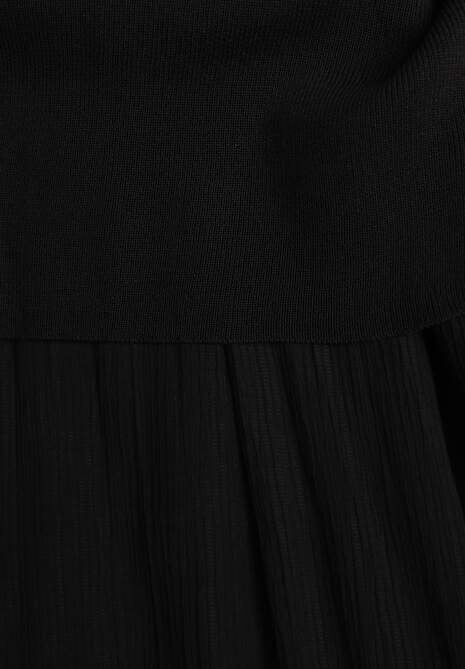 Czarna Dzianinowa Sukienka z Wiskozą Zdobiona Podszewką i Paskiem z Klamrą Arkilia 6
