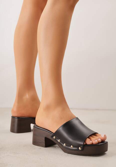 Czarne Klapki na Platformie i Słupku Ozdobione Nitami po Bokach Wilevia