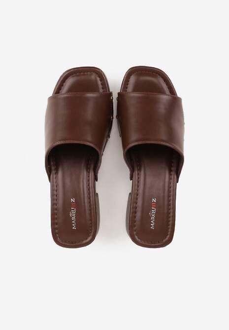 Brązowe Klapki na Platformie i Słupku Ozdobione Nitami po Bokach Wilevia 6