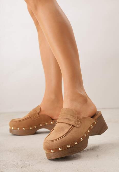 Jasnobrązowe Klapki Drewniaki o Fasonie Loafersów z Ozdobnymi Nitami Sargita