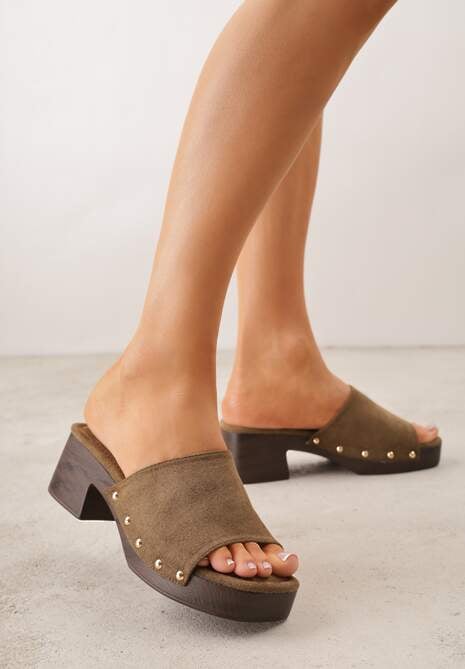 Zielone Klapki w Stylu Drewniaków z Nitami na Klockowym Obcasie Junikofa