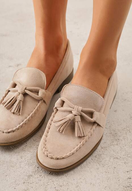 Beżowe Mokasyny z Imitacji Zamszu z Aplikacją w Kształcie Kokardy z Frędzlami Edea