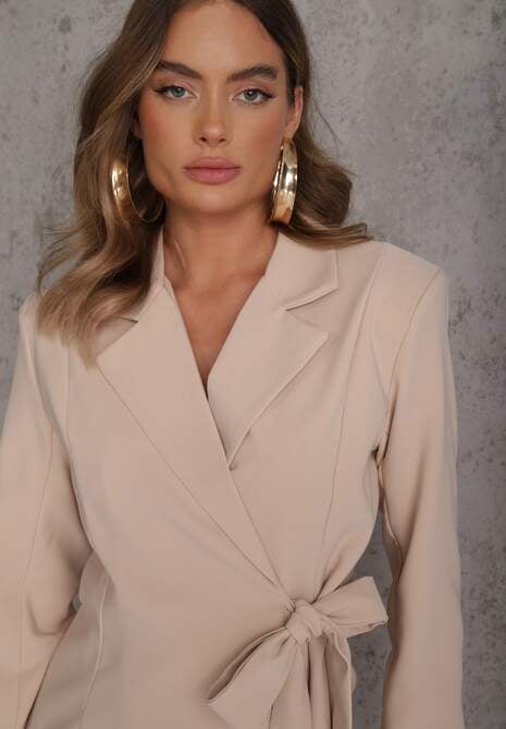 Beżowa Sukienka-Marynarka o Kopertowym Kroju z Wiązaniem w Pasie Verluva 5