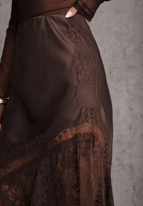 Brązowa Satynowa Spódnica Ozdobiona Rozcięciem na Nogę i Koronką Saviraet 5