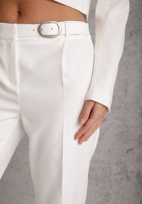 Białe Spodnie Garniturowe na Kant VICES Zdobione Zapięciem z Klamrą Azisore 5